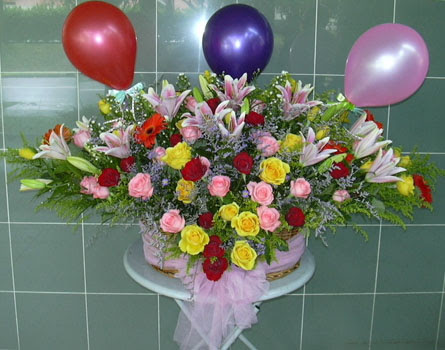 Ergazi Mahallesi �i�ek g�nderme sitemiz g�venlidir  sepet i�erisinde yayvan �i�ekler ve balon