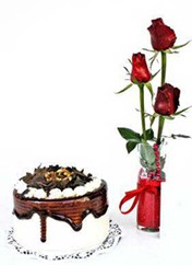 �vedik g�venli kaliteli h�zl� �i�ek  vazoda 3 adet kirmizi g�l ve yaspasta