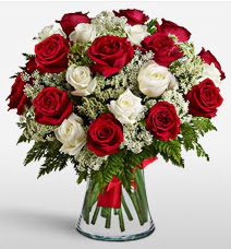 Vazoda 12 k�rm�z� 12 beyaz g�l tanzimi �aml�ca mahallesi �i�ek ma�azas� 