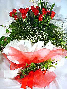 Demetevler Oran 14 �ubat sevgililer g�n� �i�ek  11 adet kirmizi g�l beyaz krepte