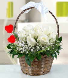 Sepet i�erisinde 7 adet beyaz g�l Bat�kent yurti�i �i�ek sipari�i 