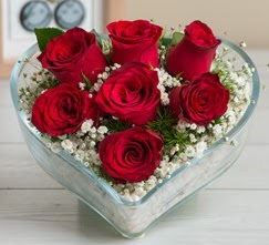 Kalp i�erisinde 7 adet k�rm�z� g�l Bat�kent �nternetten �i�ek sipari�i 