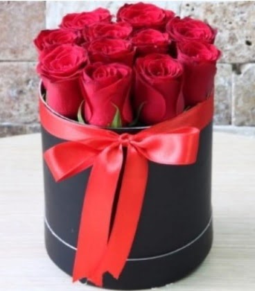 Kutu i�erisinde 9 adet k�rm�z� g�l �ak�rlar �i�ek yolla , �i�ek g�nder 