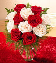 �aml�ca mahallesi �i�ek ma�azas�  5 adet kirmizi 5 adet beyaz g�l cam vazoda