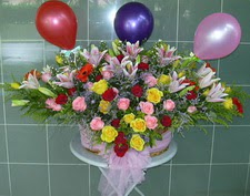 Ergazi Mahallesi �i�ek g�nderme sitemiz g�venlidir  sepet i�erisinde yayvan �i�ekler ve balon