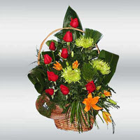 sepet i�erisinde 9 g�l ve kir �i�ekleri me�rutiyet �i�ek�i ma�azas� 