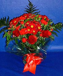 Urankent g�n� �i�ek yolla  3 adet kirmizi g�l ve kir �i�ekleri buketi