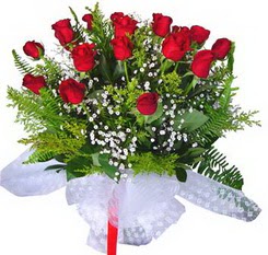 Demetevler Oran 14 �ubat sevgililer g�n� �i�ek  12 adet kirmizi g�l buketi esssiz g�rsellik
