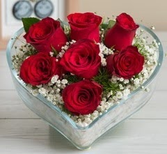 Kalp i�erisinde 7 adet k�rm�z� g�l Bat�kent �nternetten �i�ek sipari�i 