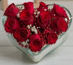 Kalp i�erisinde 7 adet k�rm�z� g�l Macunk�y sevgilime hediye �i�ek 