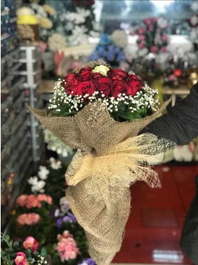 12 adet k�rm�z� 1 adet beyaz g�l buketi Urankent g�n� �i�ek yolla 